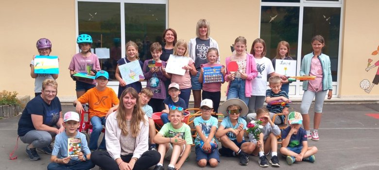Gruppenbild Ferienbetreuung Hier sehen Sie das Gruppenbild mit allen Kindern und Mitarbeiterinnen der Ferienbetreuung 2025 durch die Jugendpflege.