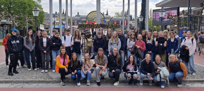 Hier sehen Sie die Gruppe von Jugendlichen, die gemeinsam auf dem Tagesausflug der Jugendpflege zum Europapark waren.