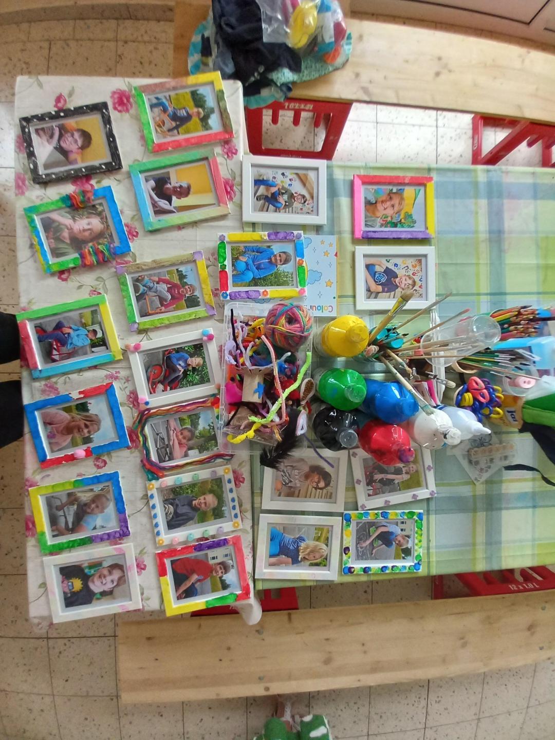 Hier sehen Sie die fertig gestalteten Bilderrahmen mit Fotos der Kinder von der Ferienbetreuung 2025.