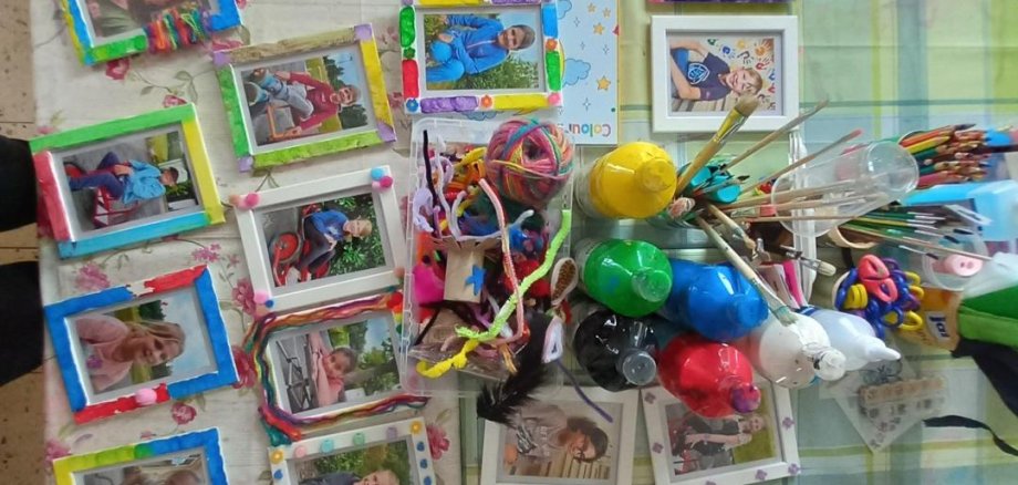 Ferienbetreuung 2025 Hier sehen Sie die fertig gestalteten Bilderrahmen mit Fotos der Kinder von der Ferienbetreuung 2025.