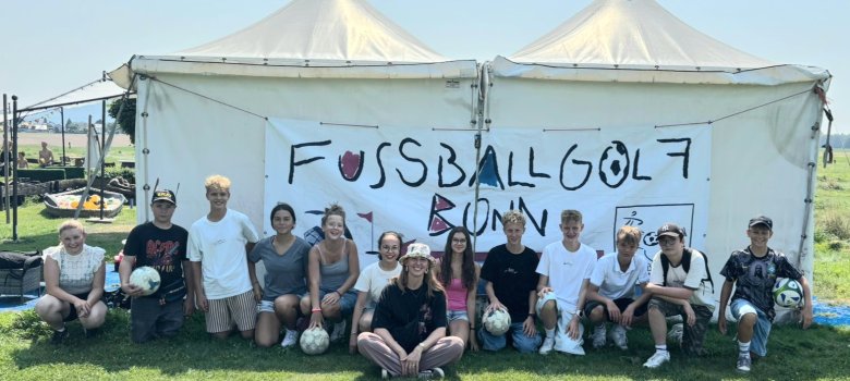 Fußballgolf Gruppenbild der Teilnehmer am Ausflug nach Bonn zum Fußballgolf.