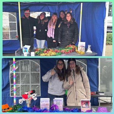 Infostände Bildercollage mit Gruppenbildern, die die Kolleginnen der Jungendpflege mit Jugendlichen an den Infoständen mit Infomaterialien zeigt.