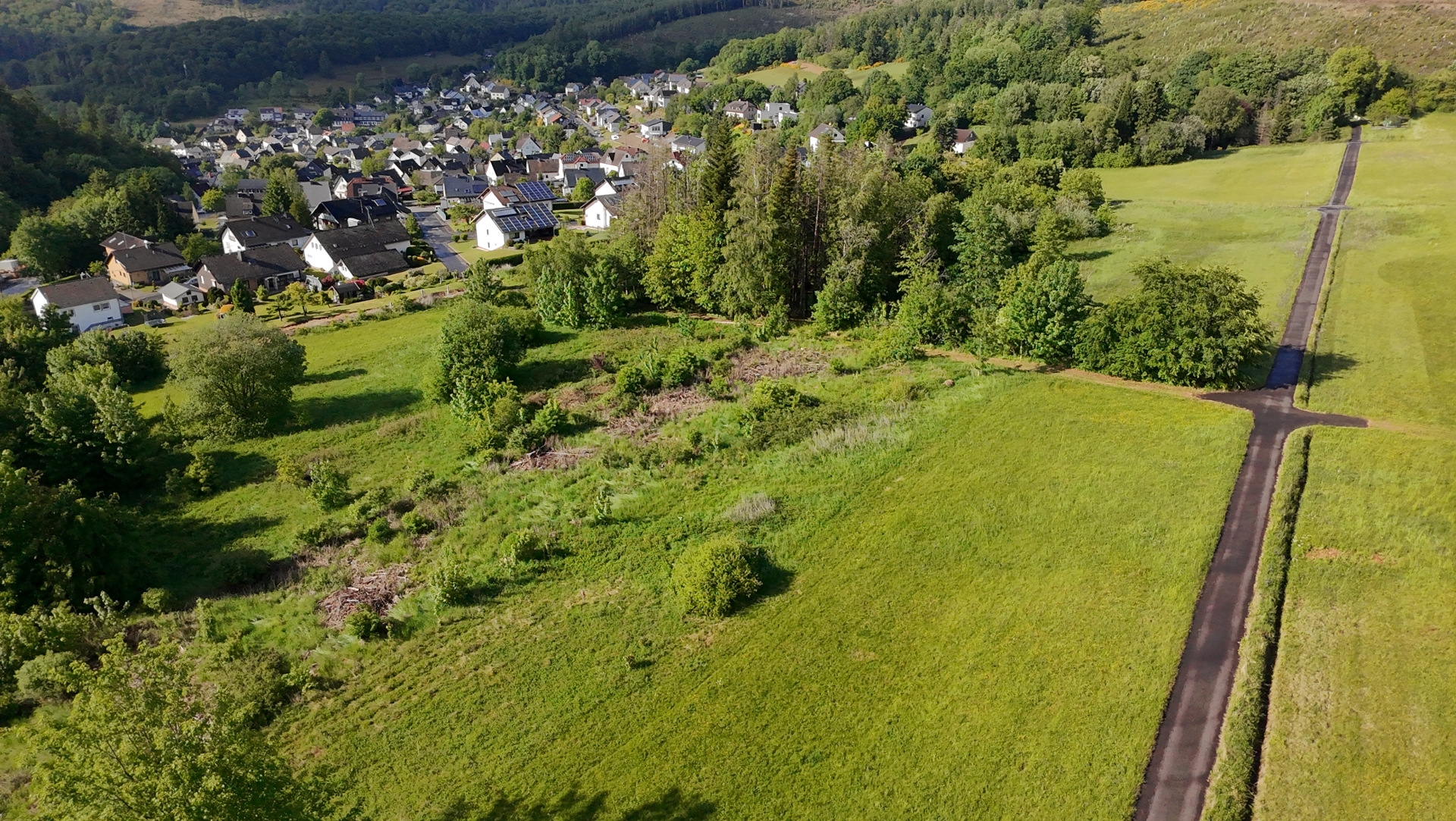 Hier sehen Sie einen Drohnenaufnahme von dem Ortsteil Emmerzhausen „In der Buchenwiese“.