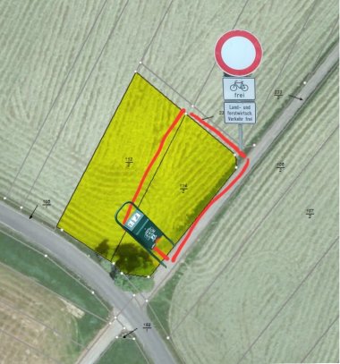 Hier sehen Sie eine Flurkarte vom Grundstück auf der Friedewälder Höhe auf der die Fläche für den neuen Wanderparkplatz gelbmarkiert bzw. rot eingerahmt wurde. Außerdem wurde mit passenden Bildern von Mülleimer und Verkehrsschild angezeigt, wo diese zukünftig platziert werden.
