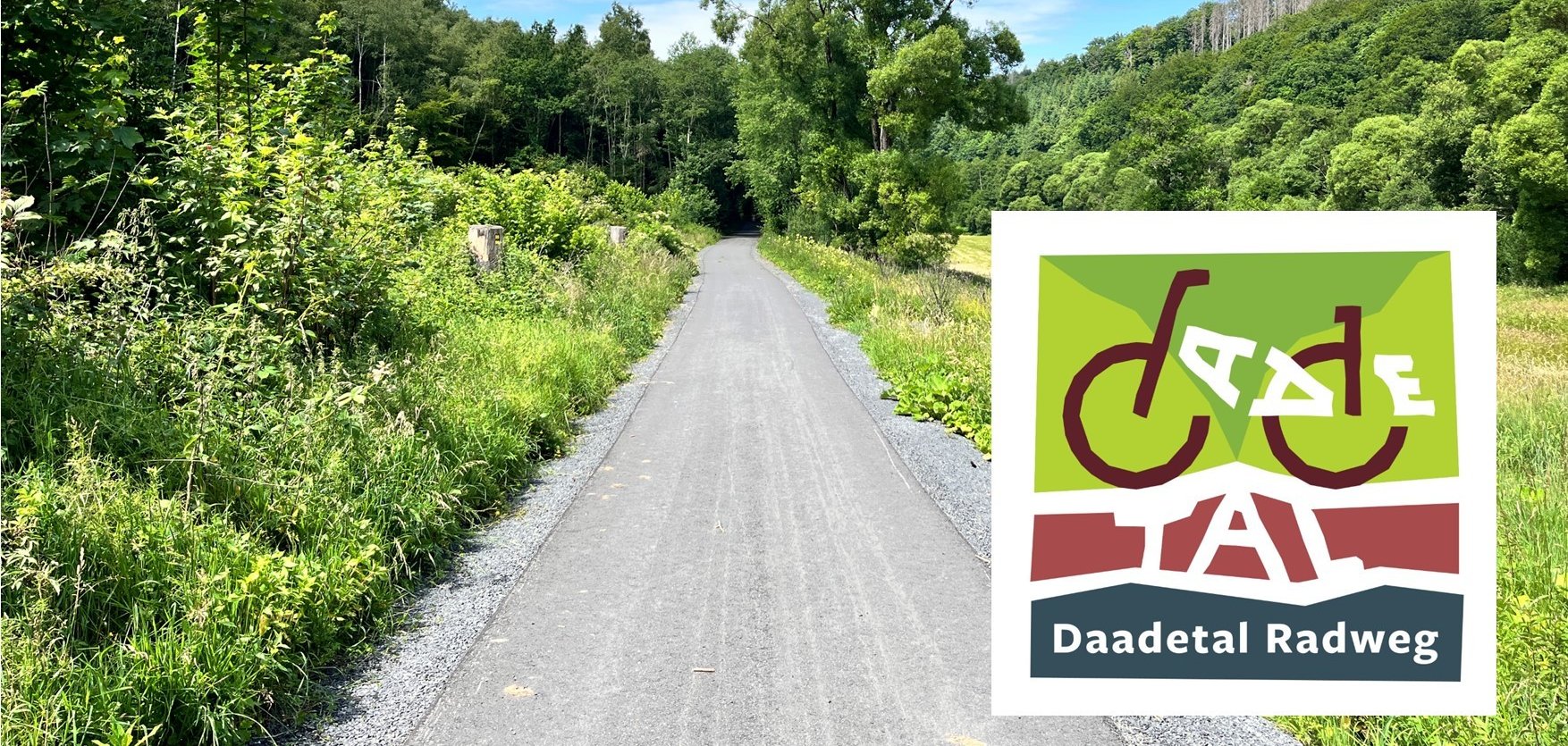 Hier sehen Sie einen Teil des neu asphaltierten Daadetal-Radweges mit dem dem neuen Logo rechts unten im Bild.