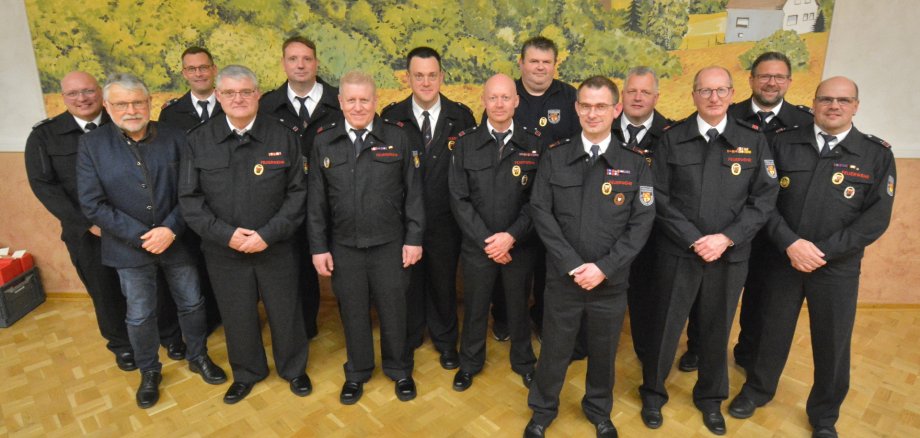 Feuerwehr Ehrung Gruppenbild mit Wehrleiter Theis, Bürgermeister Stühn, Sven-Oliver Meyer, Dietmar John, Claus Lichtenthäler, Frank Schmidt, Markus Hees, Kay Kirchhöfer, Maik Heuchel, Björn Huhn, Thomas Haubrich, Rainer Ebert, Sven-Peter Dielmann, Patrick Künkler