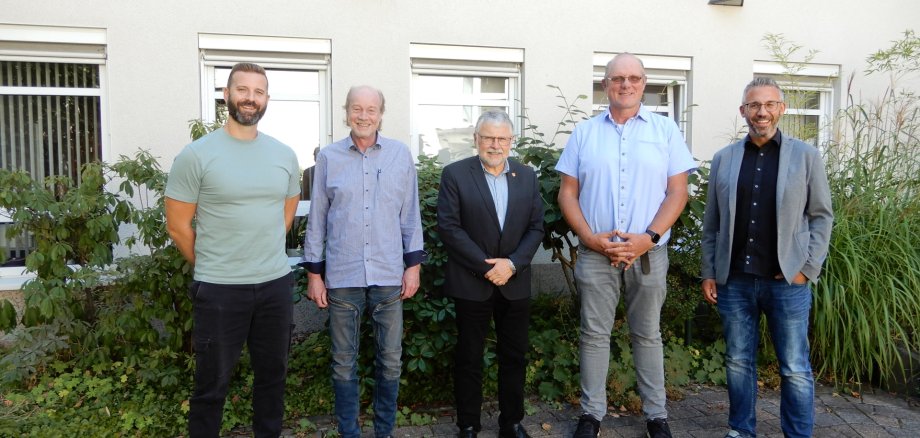 Dienstjubiläum Jörg Birk Hier sehen Sie von links nach rechts: Personalratsvorsitzender Simon Stockschläder, stellvertretender Leiter des Fachbereichs 2 Peter Wallmeroth, Bürgermeister Helmut Stühn, Schwimmmeister Jörg Birk und Büroleiter Pascal Weyand.