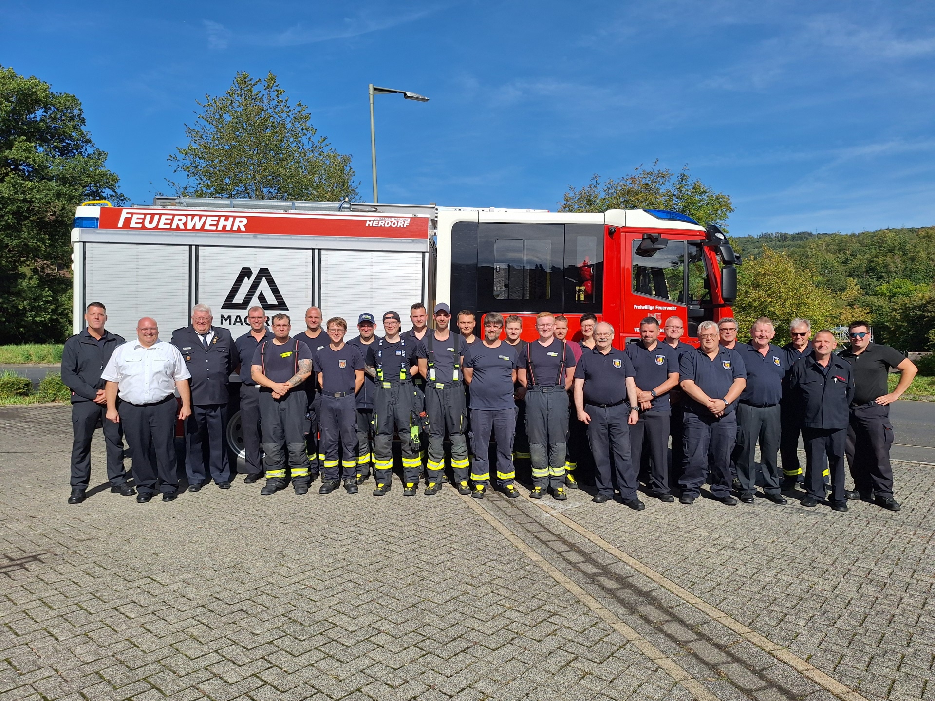 Hier sehen Sie die Gruppe von Feuerwehrleuten die erfolgreich bei der Abnahme des Feuerwehrleistungsabzeichens anwesend waren.