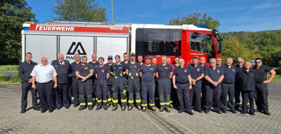 Feuerwehr Gruppenbild Hier sehen Sie die Gruppe von Feuerwehrleuten die erfolgreich bei der Abnahme des Feuerwehrleistungsabzeichens anwesend waren.