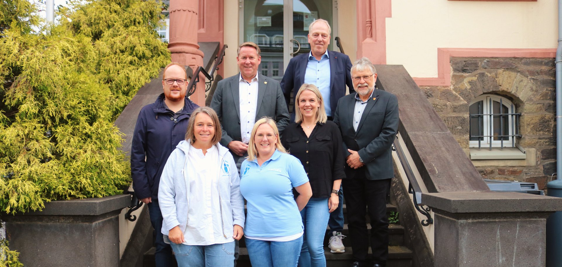 Gruppenbild mit der neuen Gemeindeschwesterplus Bärbel Hellinghausen (vorne links) und ihre Kollegin Andrea Keßler (vorne rechts). Ebenfalls auf dem Bild zu sehen  Bürgermeistern Andreas Hundhausen (links), Joachim Brenner (2. von links) und Helmut Stühn (rechts) im Beisein der Projektverantwortlichen Michaela Sandweg und Michael Becher am Betzdorfer Rathaus.