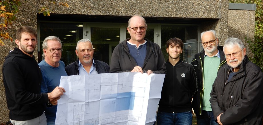 Sanierung Hallenbad Gruppenbild mit Architekt Sascha Starosta (Verbandsgemeindeverwaltung), Architekt Oliver Schmidt, Niklas Krebs, Schwimmmeister Jörg Birk, Tino Krebs (Tino Krebs Aqua Consulting), Bauleiter Willi Rademacher mit Bürgermeister Helmut Stühn (von links nach rechts).