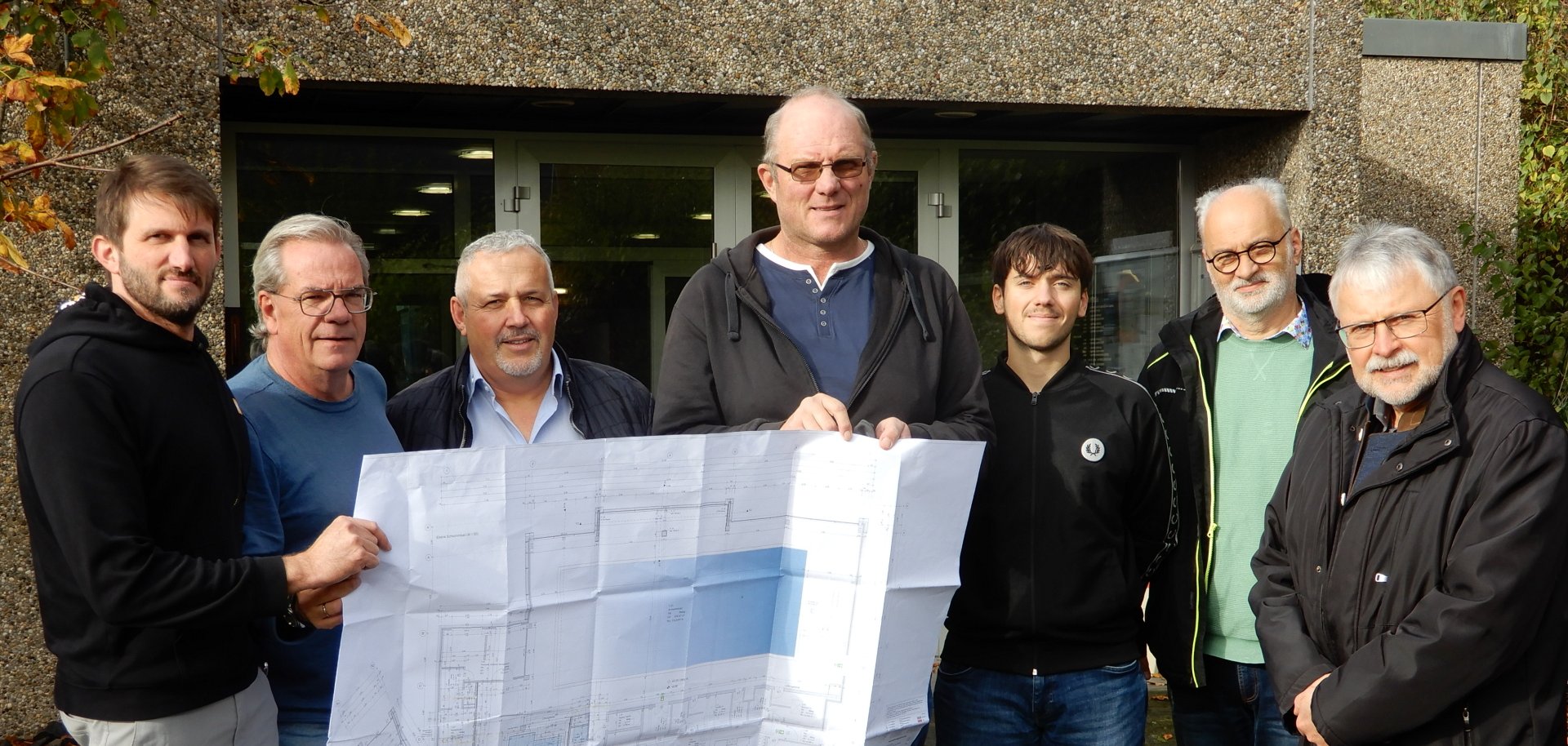 Gruppenbild mit Architekt Sascha Starosta (Verbandsgemeindeverwaltung), Architekt Oliver Schmidt, Niklas Krebs, Schwimmmeister Jörg Birk, Tino Krebs (Tino Krebs Aqua Consulting), Bauleiter Willi Rademacher mit Bürgermeister Helmut Stühn (von links nach rechts).
