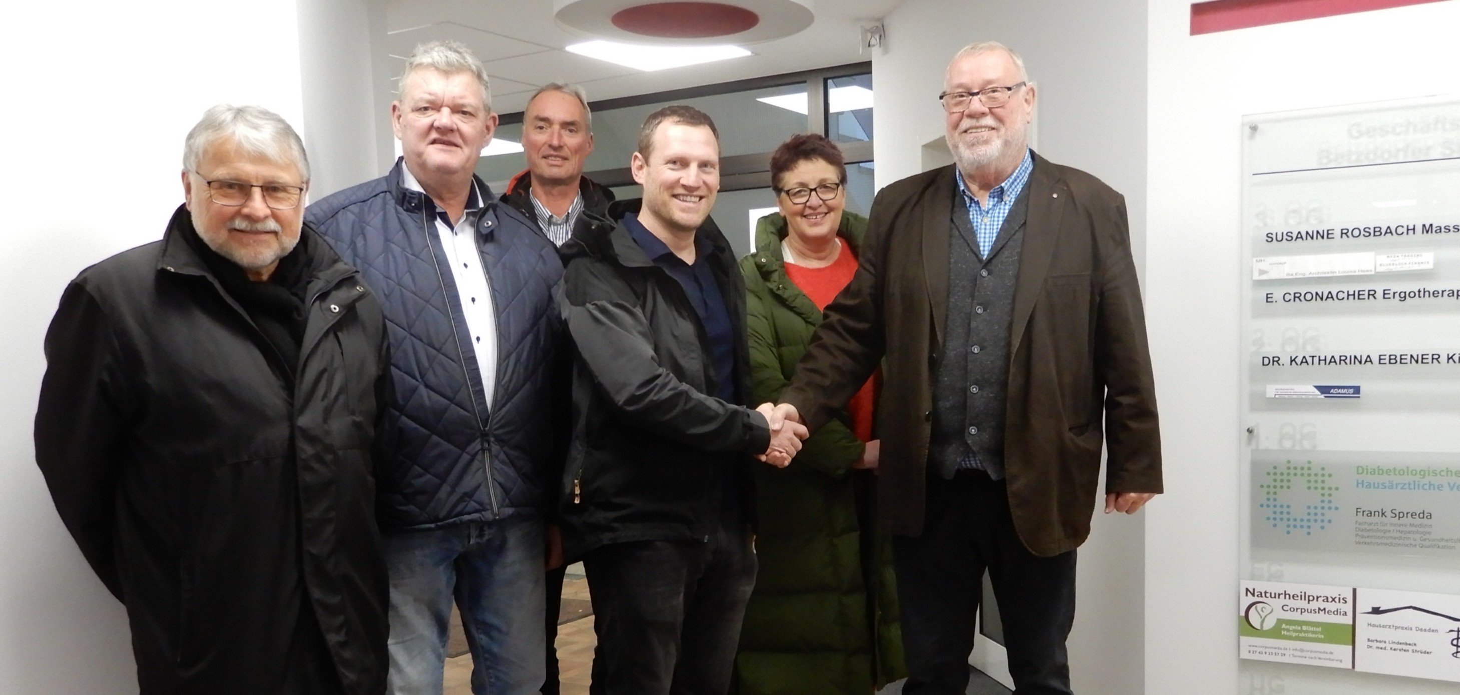 Hier sehen Sie den neuen HNO-Arzt Dr. Jürgen Delchmann, mit Bürgermeister Helmut Stühn und Stadtbürgermeister Walter Strunk.