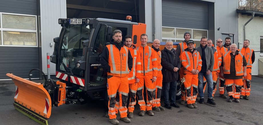 Das Team von Bauhof mit Bürgermeister Helmut Stühn (5. v.l.) und Dirk Zenz von der Firma Jungbluth ReiKoTec (8. v.l) vor dem neuen Multicar.