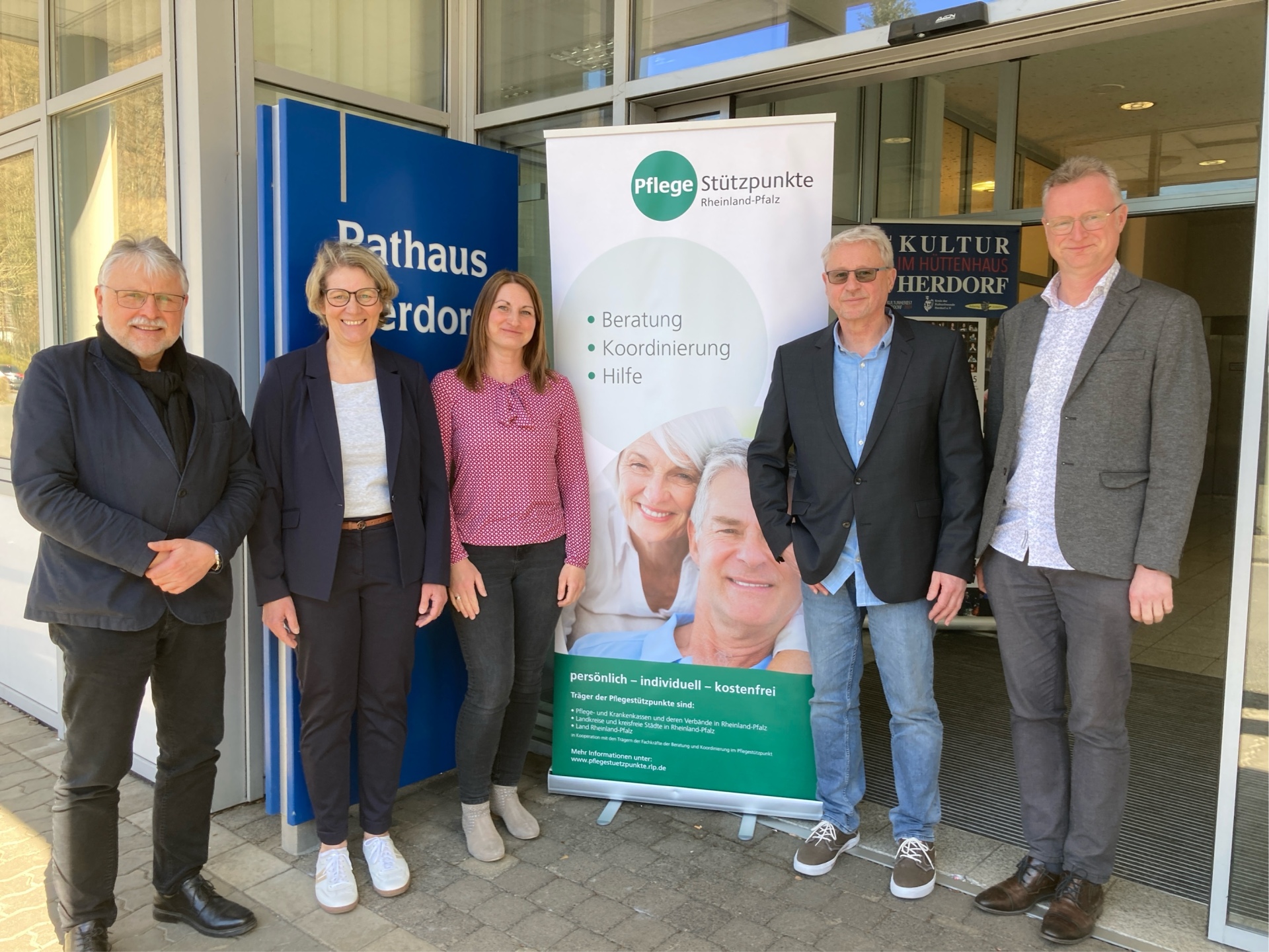 Hier sehen Sie Bürgermeister Helmut Stühn mit den Mitarbeitern des Pflegstützpunktes Daaden/Herdorf Elena Rotärmel und Kurt Minge sowie Stadtbürgermeister Uwe Geisinger.
