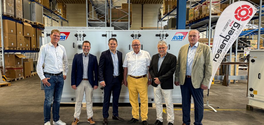 Auf dem Foto von links nach rechts zu sehen, Lars Kober (Wirtschaftsförderung Kreis Altenkirchen), Martin Rosenberg (Geschäftsführer Rosenberg Holding GmbH), Marco Fischbach (Geschäftsführer Rox Klimatechnik), Landrat Dr. Peter Enders, Helmut Stühn (Bürgermeister Verbandsgemeinde Daaden-Herdorf), Karl-Heinz Kessler (Ortsbürgermeister Weitefeld) bei der Betriebsbesichtigung der Firma ROX-Klimatechnik in Weitefeld.