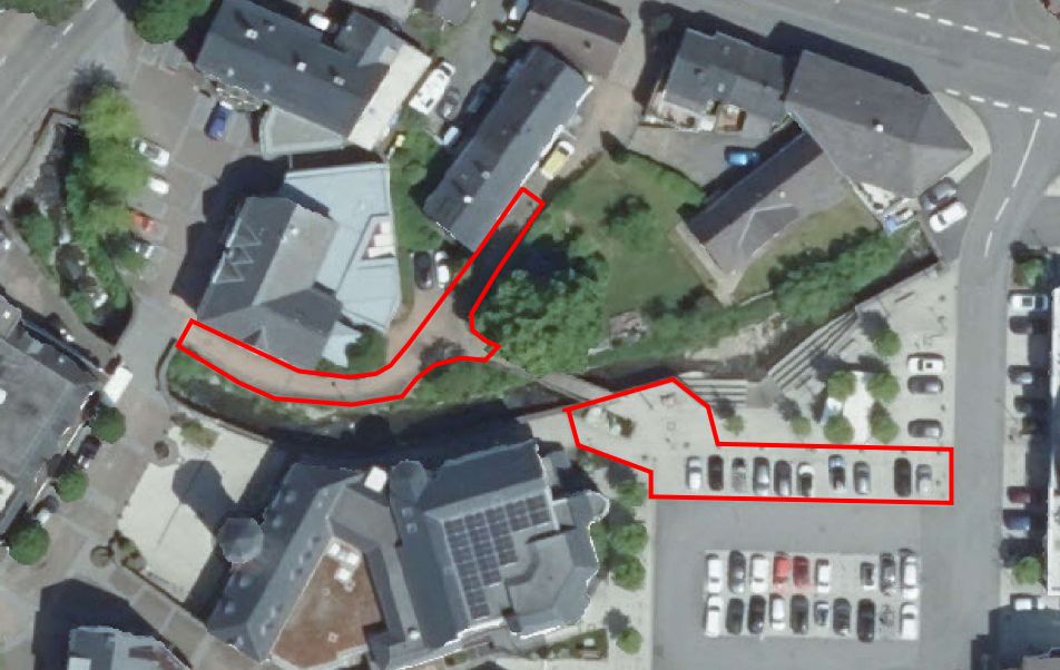 Hier sehen Sie ein Luftbild der Fußgängerbrücke über die Daade am Fontenay-De-Fleury Platz zum Schützenhof. Die rotmarkierten Felder sind Parkplätze und Gehwege, die durch den Brückenneubau gesperrt werden.