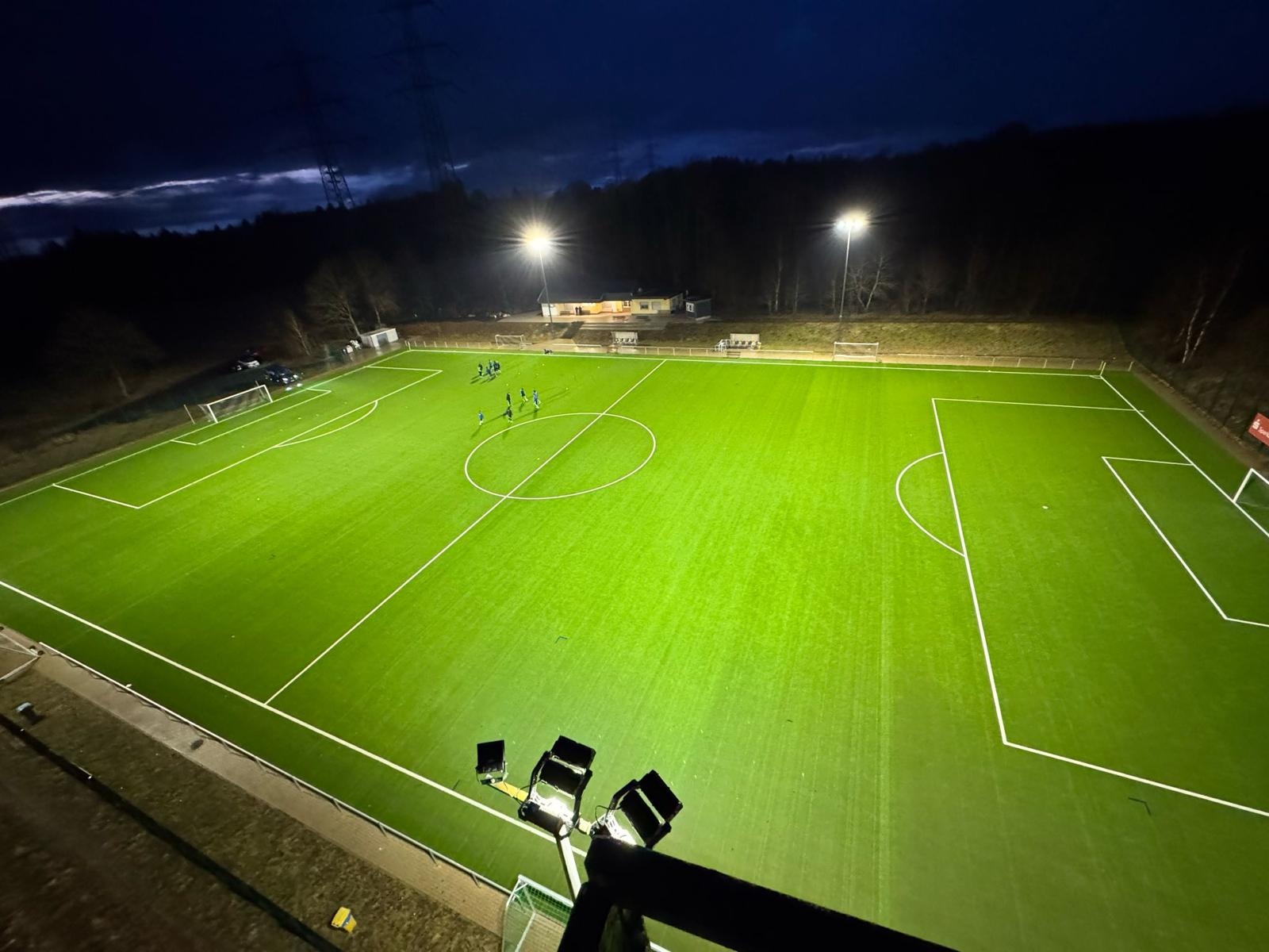 Hier sehen Sie die neue LED-Flutlichtanlage auf dem Sportplatz Weitefeld.