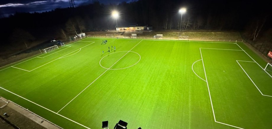 Hier sehen Sie die neue LED-Flutlichtanlage auf dem Sportplatz Weitefeld.