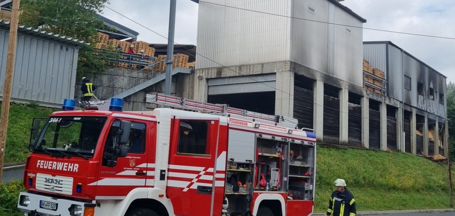 Hier sehen Sie ein Löschfahrzeug der Verbandsgemeindefeuerwehr vor dem Spänebunker im Industriegebiet Derschen.