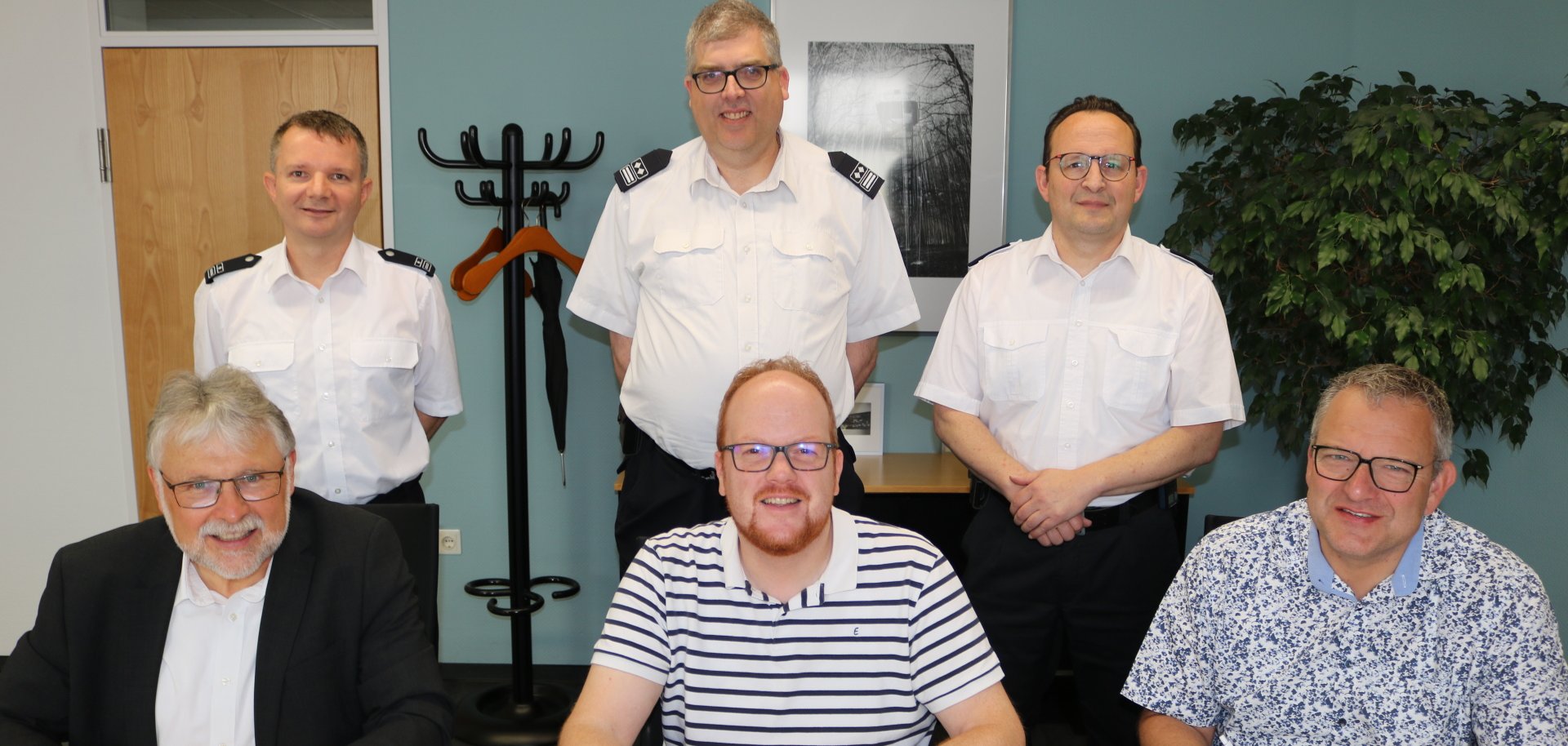 Hier sehen Sie die Bürgermeister Helmut Stühn (VG Daaden-Herdorf), Andreas Hundhausen (VG Kirchen) und Berno Neuhoff (VG Wissen) bei der Unterzeichnung des Kooperationsvertrages für die neue Schlauchpflegeanlage. Hintere Reihe von links: Markus Löhr (stv. Wehrleiter VG Daaden-Herdorf), Ralf Rötter (Wehrleiter VG Kirchen), Stefan Deipenbrock (Wehrleiter VG Wissen).