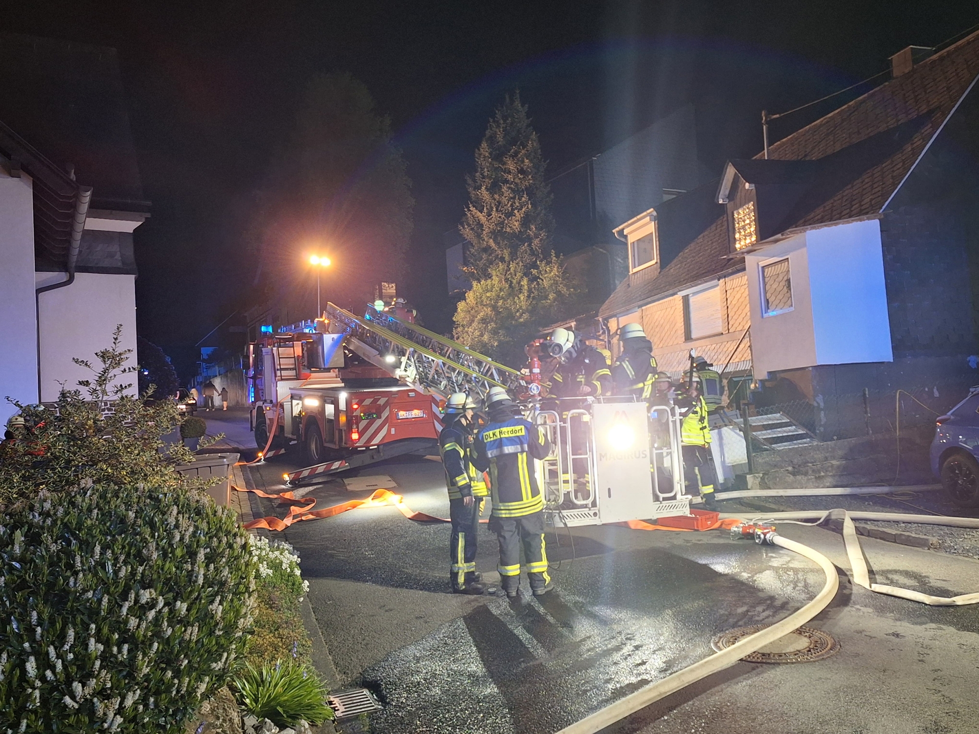 Hier sehen Sie die Verbandsgemeindefeuerwehr bei einem Einsatz in Daaden am 7. Mai. Es brannte ein Dachstuhl in der Lamprechtstraße.