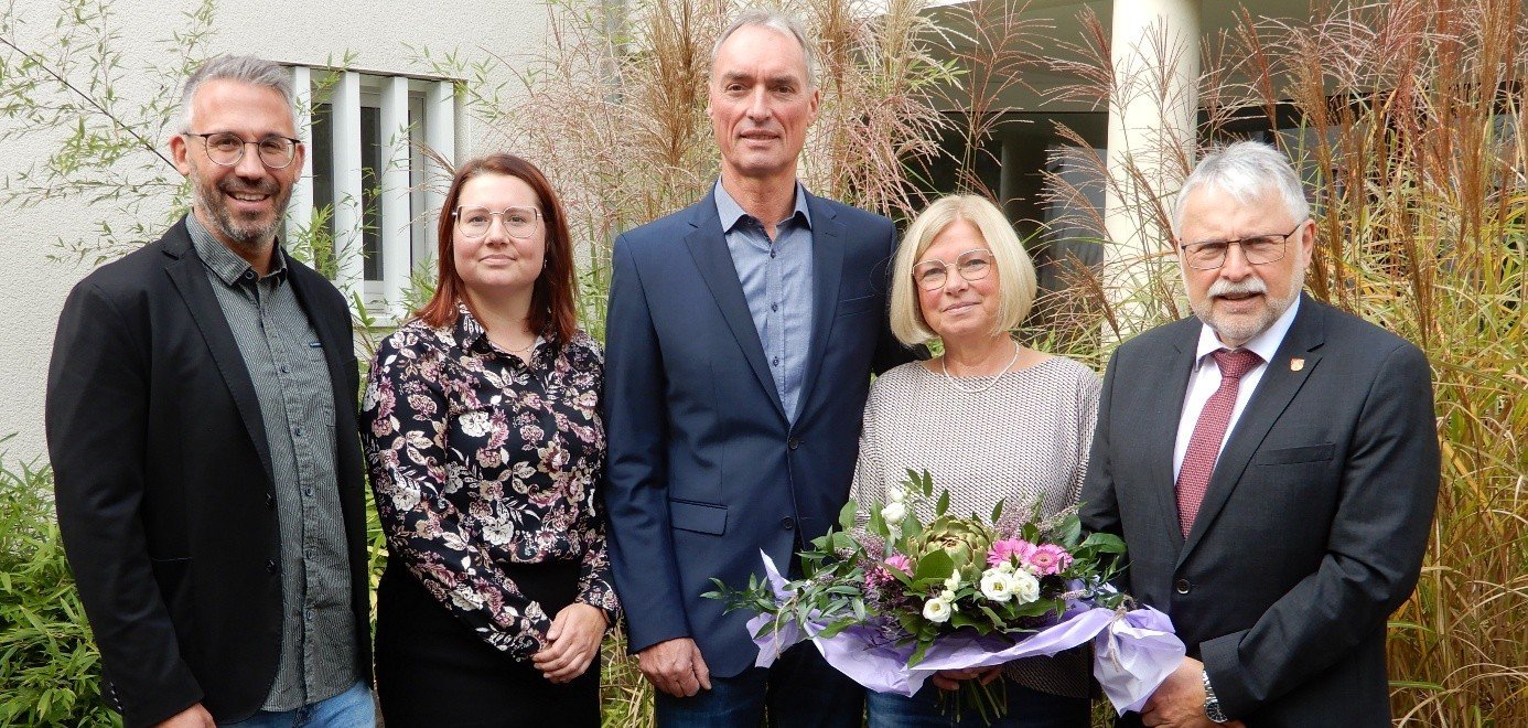 Auf dem Bild ist Bürgermeister Helmut Stühn zusehen, wie dieser Verbandsgemeinde-Verwaltungsrat Wolfgang Märker  verabschiedet, hier mit Ehefrau Beate (2.v.r.). Mit im Bild: Büroleiter Pascal Weyand und Lisa Wilhelm vom Personalrat.