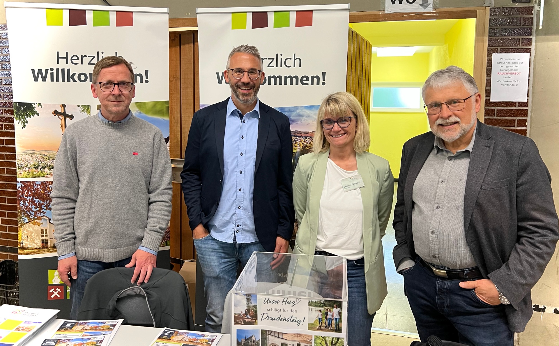 Mitarbeiter der Verwaltung Daaden-Herdorf gemeinsam mit Bürgermeister Helmut Stühn und Berufscoach Christine Schlosser bei der Ausbildungsbörse.