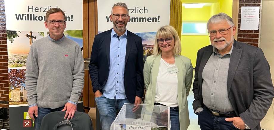 Mitarbeiter der Verwaltung Daaden-Herdorf gemeinsam mit Bürgermeister Helmut Stühn und Berufscoach Christine Schlosser bei der Ausbildungsbörse.