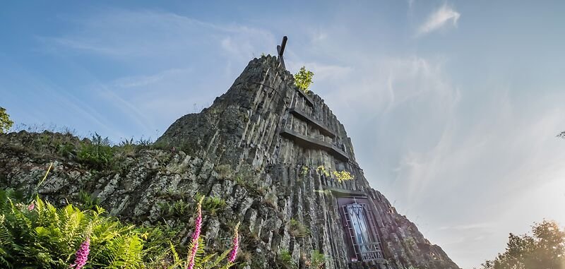 Der Basaltkegel Druidenstein mit Gipfelkreuz.