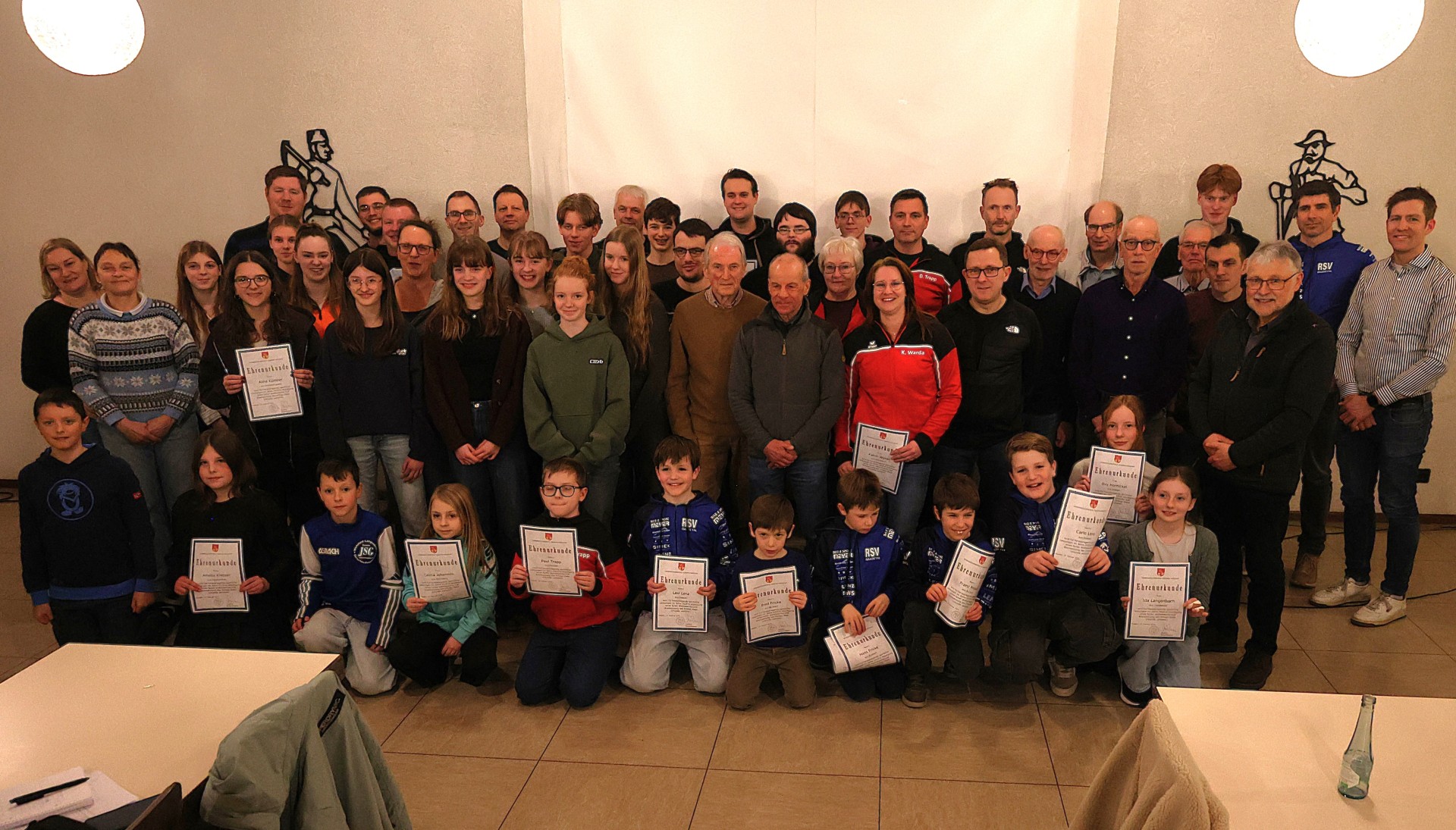 Gruppenbild von der Sportlerehrung der Verbandsgemeinde Daaden-Herdorf für das Jahr 2025 im Bürgersaal Biersdorf mit Bürgermeister Helmut Stühn und den Sportlern.
