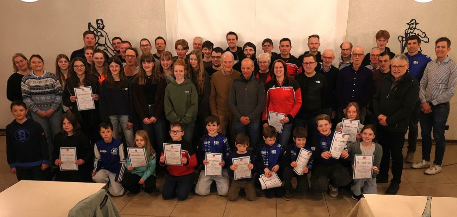 Gruppenbild von der Sportlerehrung der Verbandsgemeinde Daaden-Herdorf für das Jahr 2025 im Bürgersaal Biersdorf mit Bürgermeister Helmut Stühn und den Sportlern.