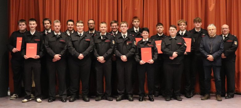 Gruppenbild der neu bestellten und verpflichteten Feuerwehrleute der VG Daaden-Herdorf.