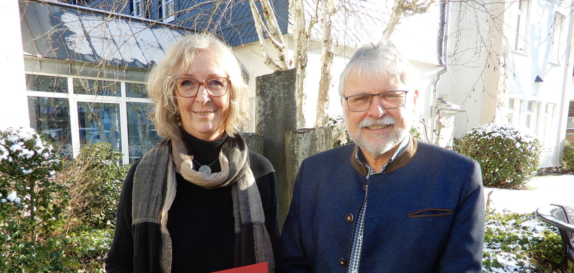 Heike Rosenkranz wird von Bürgermeister Helmut Stühn in den Ruhestand verabschiedet.