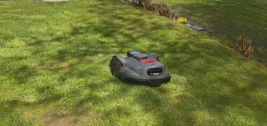 Neuer Mähroboter auf den Friedhof Daaden, beim Mähen der Wiese.