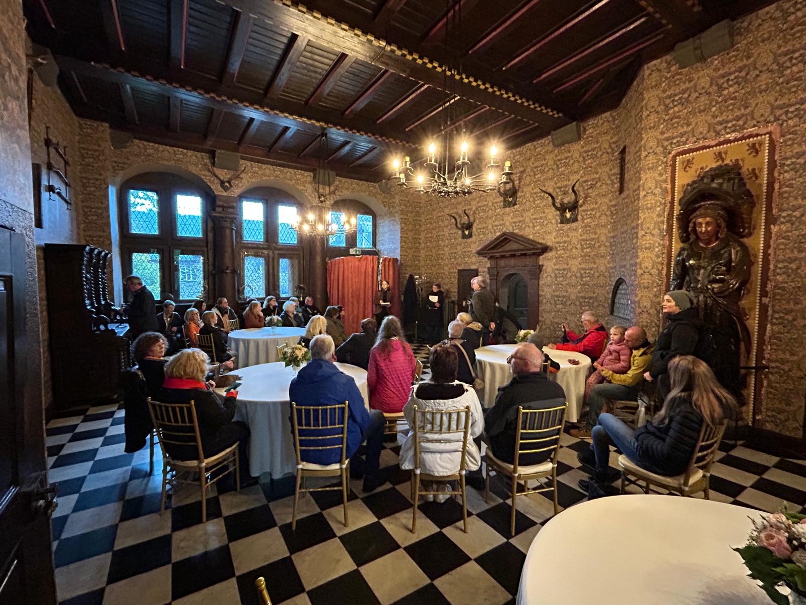 Rittersaal des Schloss Friedewald mit einer Besuchergruppe.