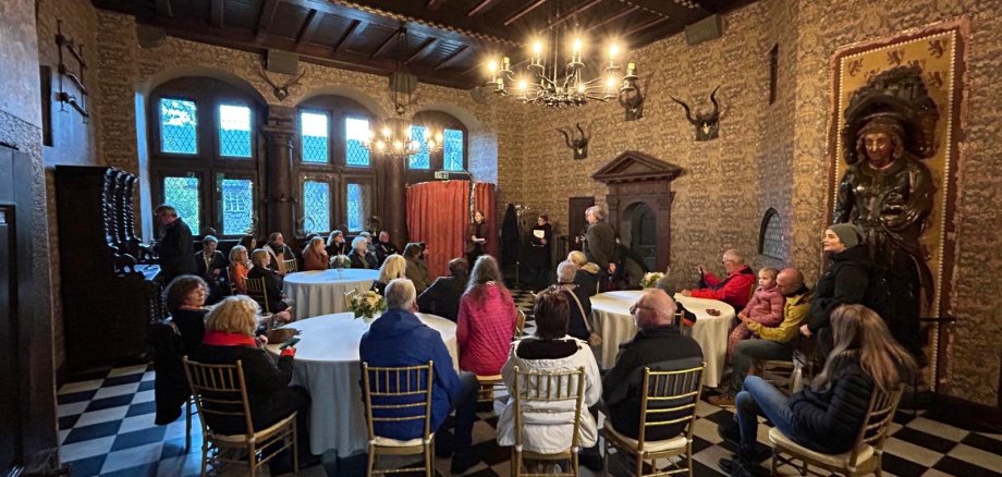 Rittersaal des Schloss Friedewald mit einer Besuchergruppe.