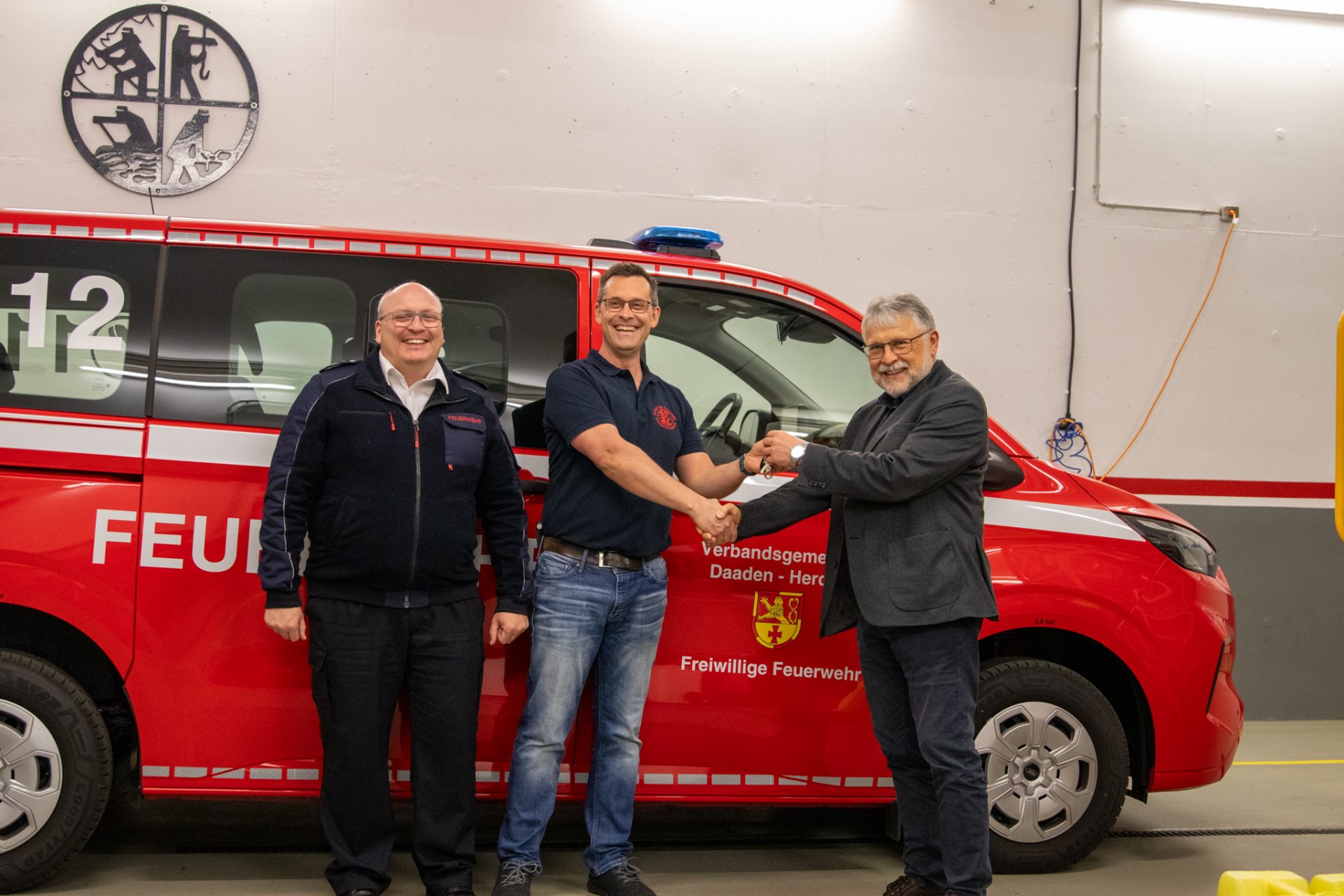 Schlüsselübergabe durch Bürgermeister Helmut Stühn, der die Autoschlüssel an Wehrleiter Meyer überreicht.