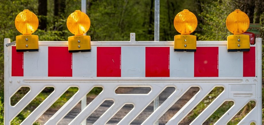 Ein Warnbarke, die eine Straße sperrt.