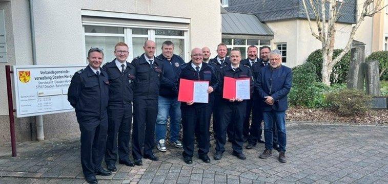 Die wiedergewählten Wehrleiter Matthias Theis und Heiko Lichtenthäler im Kreis der ortseigenen Wehrführer.