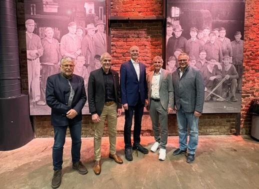 Gruppenbild  mit den Bürgermeistern der Verbandsgemeinden Helmut Stühn (VG Daaden-Herdorf), Fred Jüngerich (VG Altenkirchen-Flammersfeld, Dietmar Henrich (VG Hamm) und Berno Neuhoff (VG Wissen) umrahmen den Referenten des Abends, Dr. Gerd Landsberg (Mitte).