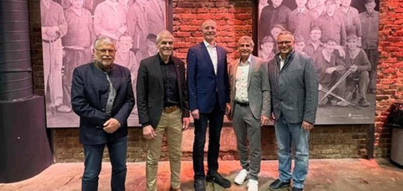 Gruppenbild mit den Bürgermeistern der Verbandsgemeinden Helmut Stühn (VG Daaden-Herdorf), Fred Jüngerich (VG Altenkirchen-Flammersfeld, Dietmar Henrich (VG Hamm) und Berno Neuhoff (VG Wissen) umrahmen den Referenten des Abends, Dr. Gerd Landsberg (Mitte).