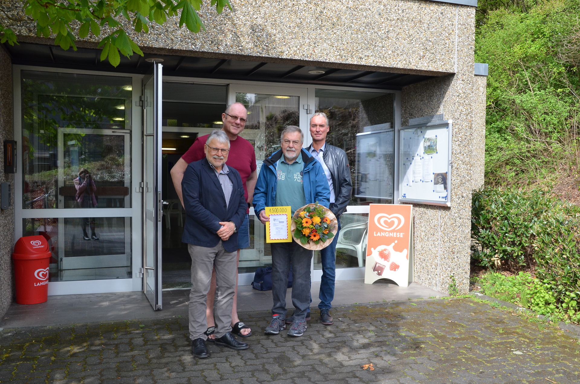 Hier sehen Sie von links nach rechts: Bürgermeister Helmut Stühn, Schwimmmeister Jörg Birk, Peter Rankel (1,5 Mio. Badegast) und Fachbereichsleiter Wolfgang Märker.