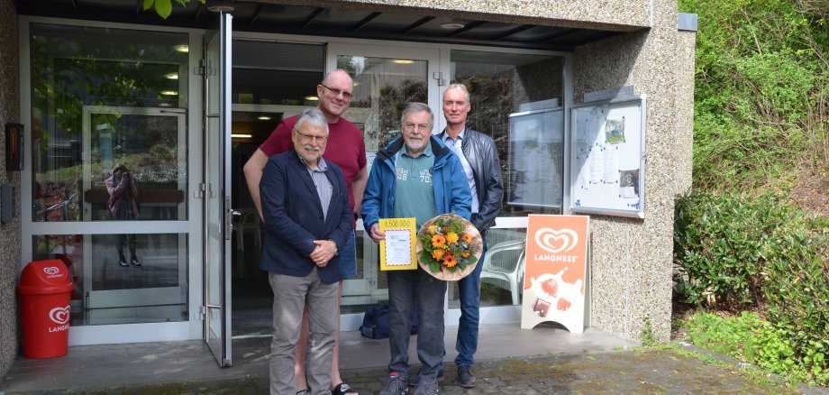 Hier sehen Sie von links nach rechts: Bürgermeister Helmut Stühn, Schwimmmeister Jörg Birk, Peter Rankel (1,5 Mio. Badegast) und Fachbereichsleiter Wolfgang Märker.