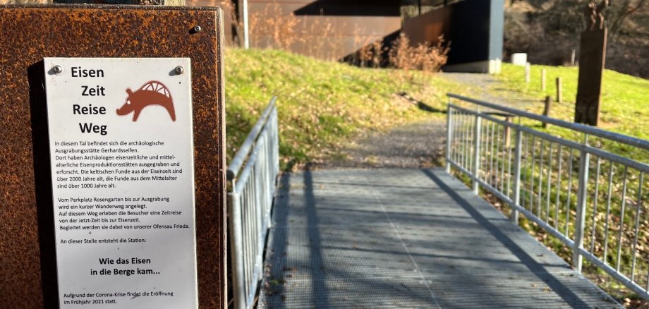 Hier sehen Sie die Ausgrabungsstätte „Gerhardsseifen“ an der Landesgrenze in Niederschelden. Hier wurden zwei Verhüttungsstellen entdeckt, eine aus der Latène-Zeit und eine aus dem Mittelalter.
