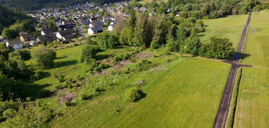 Hier sehen Sie einen Drohnenaufnahme von dem Ortsteil Emmerzhausen „In der Buchenwiese“.