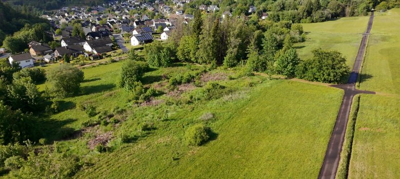Hier sehen Sie einen Drohnenaufnahme von dem Ortsteil Emmerzhausen „In der Buchenwiese“.