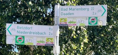 Hier sehen Sie die Beschilderung des Daadetal-Radweges mit dem neuen Logo.