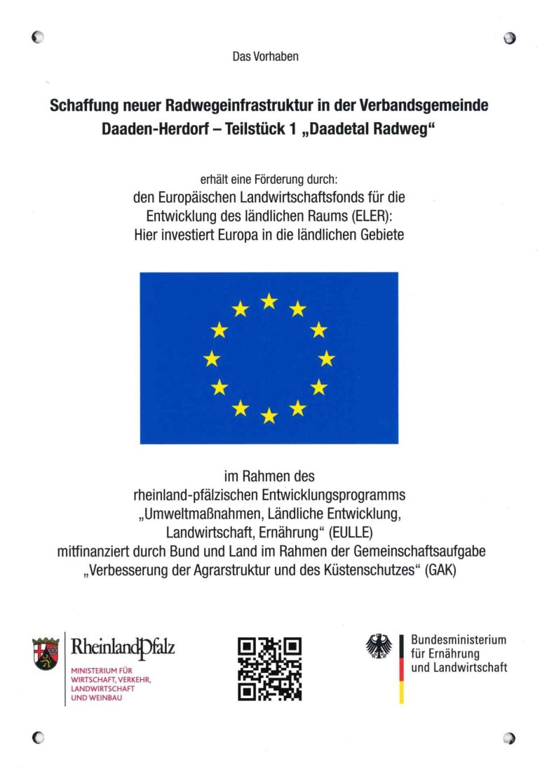 Hier sehen Sie die Info-Tafel mit dem Hinweis auf die Förderungen durch die Europäische Union, die auch an der Strecke angebracht sind.