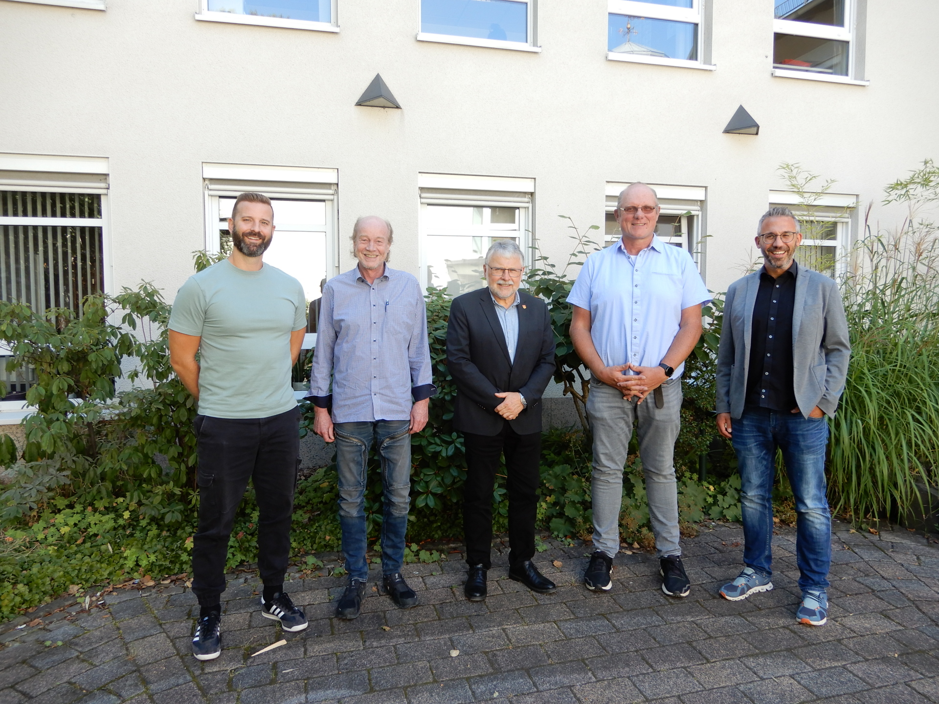 Hier sehen Sie von links nach rechts: Personalratsvorsitzender Simon Stockschläder, stellvertretender Leiter des Fachbereichs 2 Peter Wallmeroth, Bürgermeister Helmut Stühn, Schwimmmeister Jörg Birk und Büroleiter Pascal Weyand.